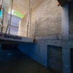 Blockwork wall construction coordinated with formwork